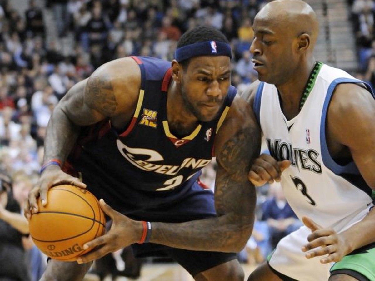 LeBron James v súboji s Wilkinsom