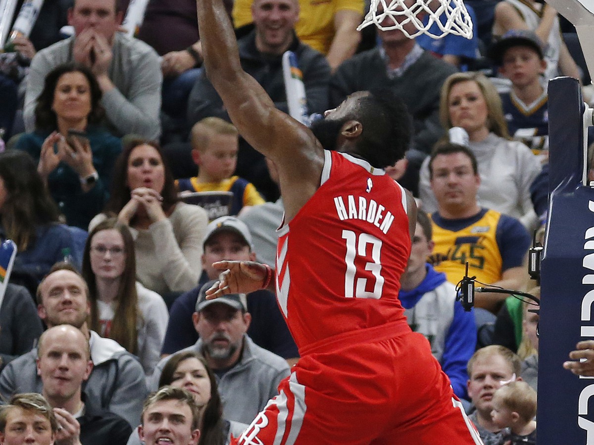 Hráč Houstonu Rockets James Harden strieľa na kôš