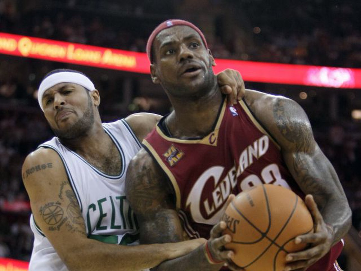 Lebron James v súboji s Eddiem Houseom