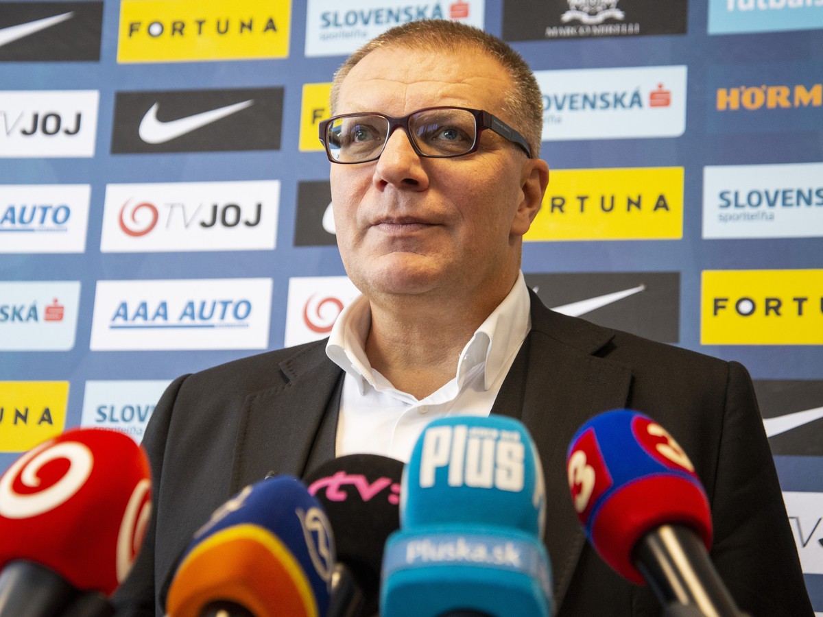 Prezident Slovenského futbalového zväzu (SFZ) Ján Kováčik počas tlačového brífingu, na ktorom oznámil meno nového trénera slovenskej futbalovej reprezentácie