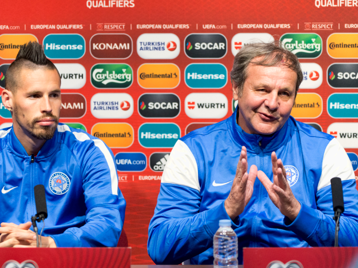 Na snímke vpravo tréner slovenskej futbalovej reprezentácie Ján Kozák a Marek Hamšík