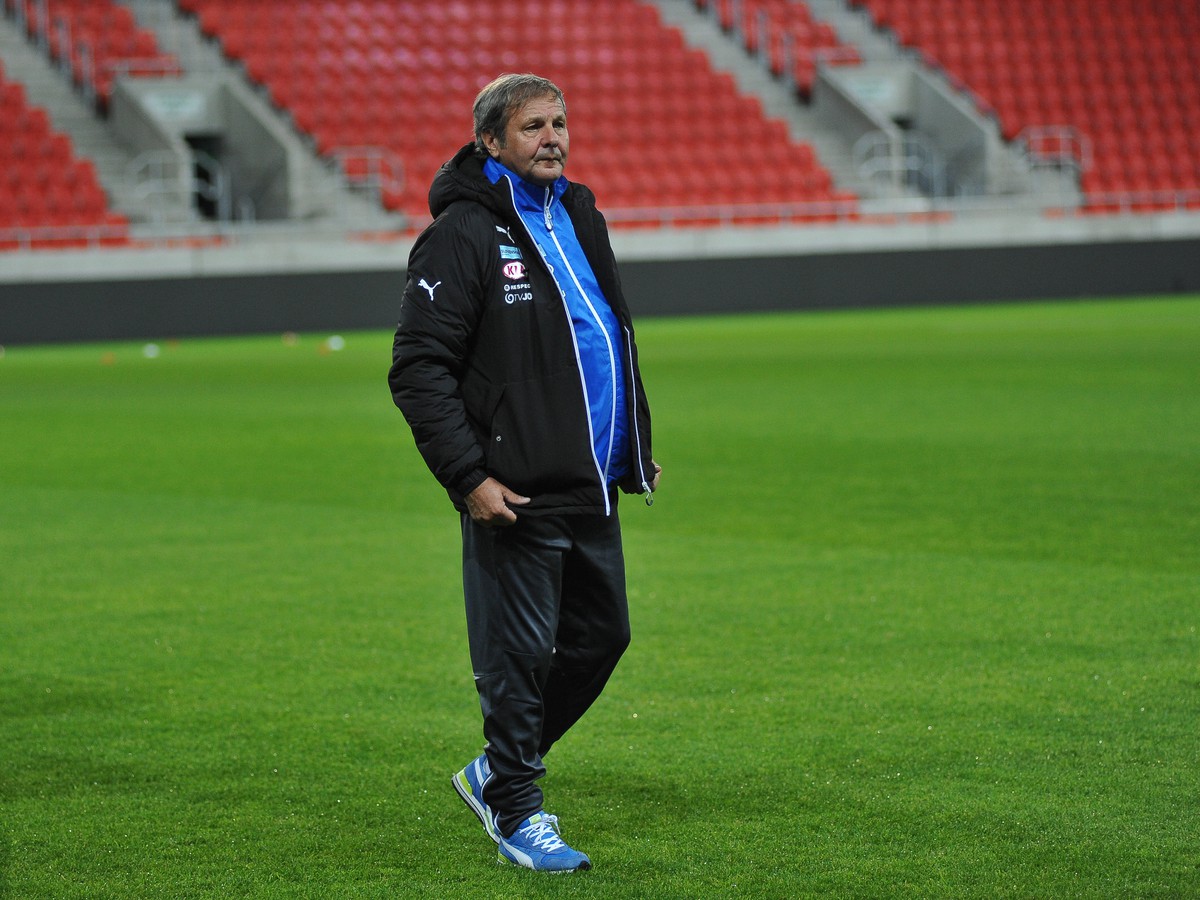 Tréner reprezentácie Ján Kozák počas oficiálneho tréningu futbalovej reprezentácie Slovenska