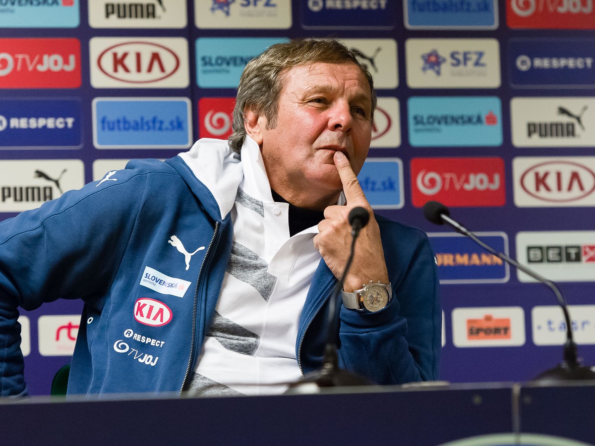 Tréner slovenskej futbalovej reprezentácie Ján Kozák počas tlačovej konferencie po vyhranom medzištátnom prípravnom zápase medzi Slovensko - Island