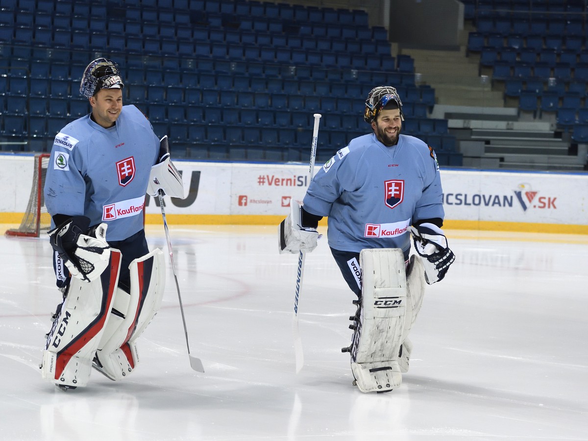 Na snímke brankári slovenskej hokejovej reprezentácie Ján Laco (vpravo) a Július Hudáček (vľavo) počas  tréningu