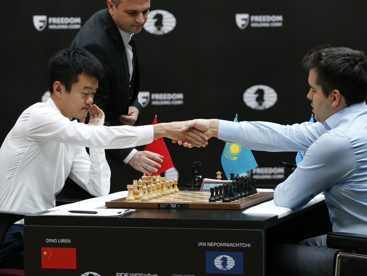 Na snímke vpravo ruský šachový veľmajster Jan Nepomňaščij a vľavo čínsky šachista Ting Li-žen si podávajú ruky pred 14. partiou zápasu o titul majstra sveta v kazašskej Astane