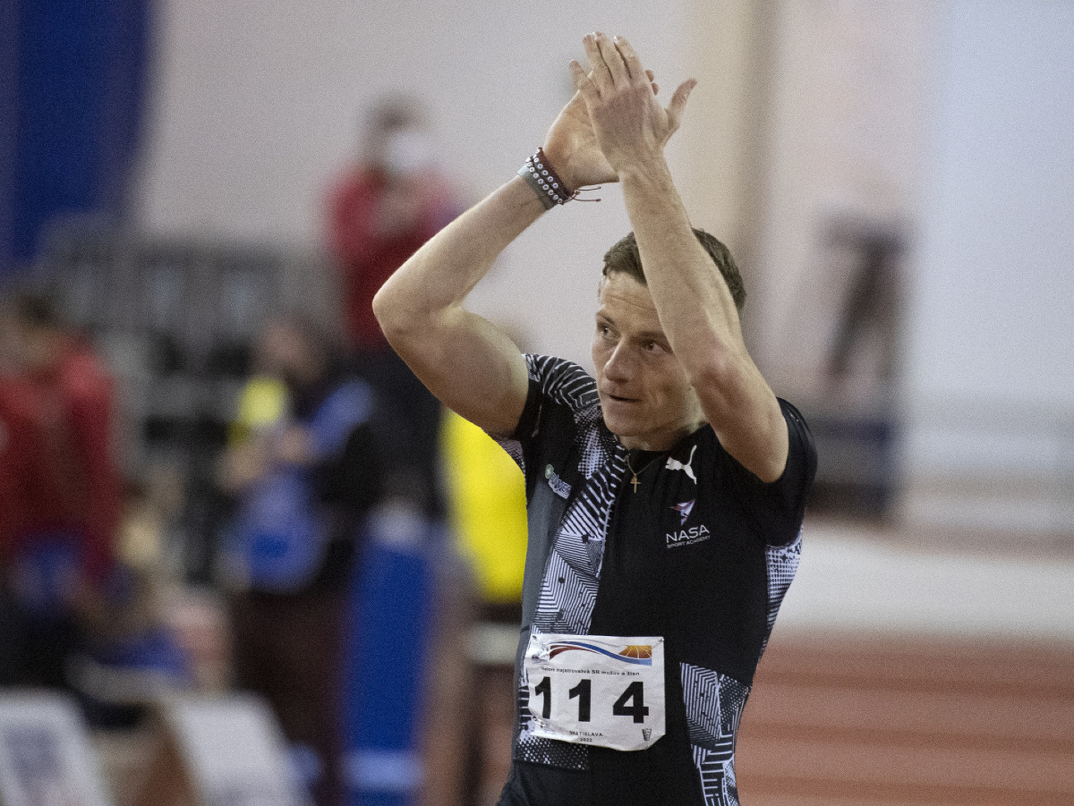 Na snímke Ján Volko po víťazstve vo finále pretekov mužov na 60 m počas halových majstrovstiev Slovenska v atletike 26. februára 2022 v Bratislave