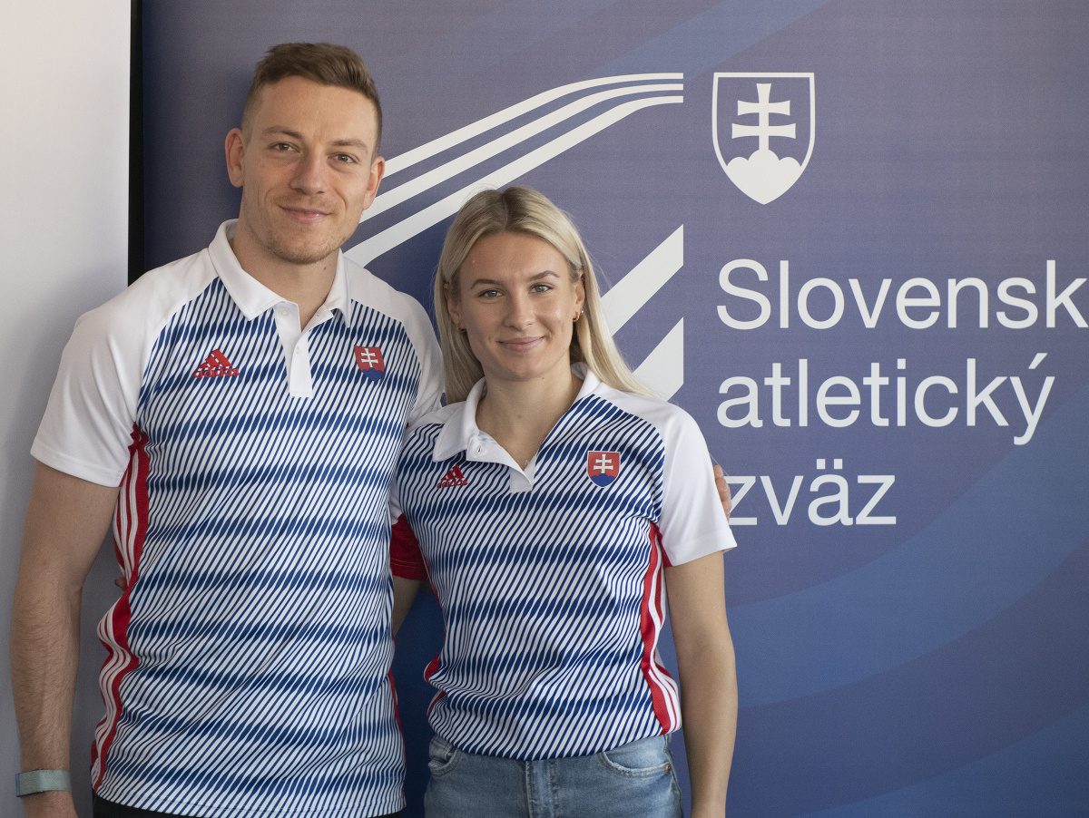 Na snímke slovenskí atléti Ján Volko a Viktória Forsterová pózujú počas tlačovej konferencie 