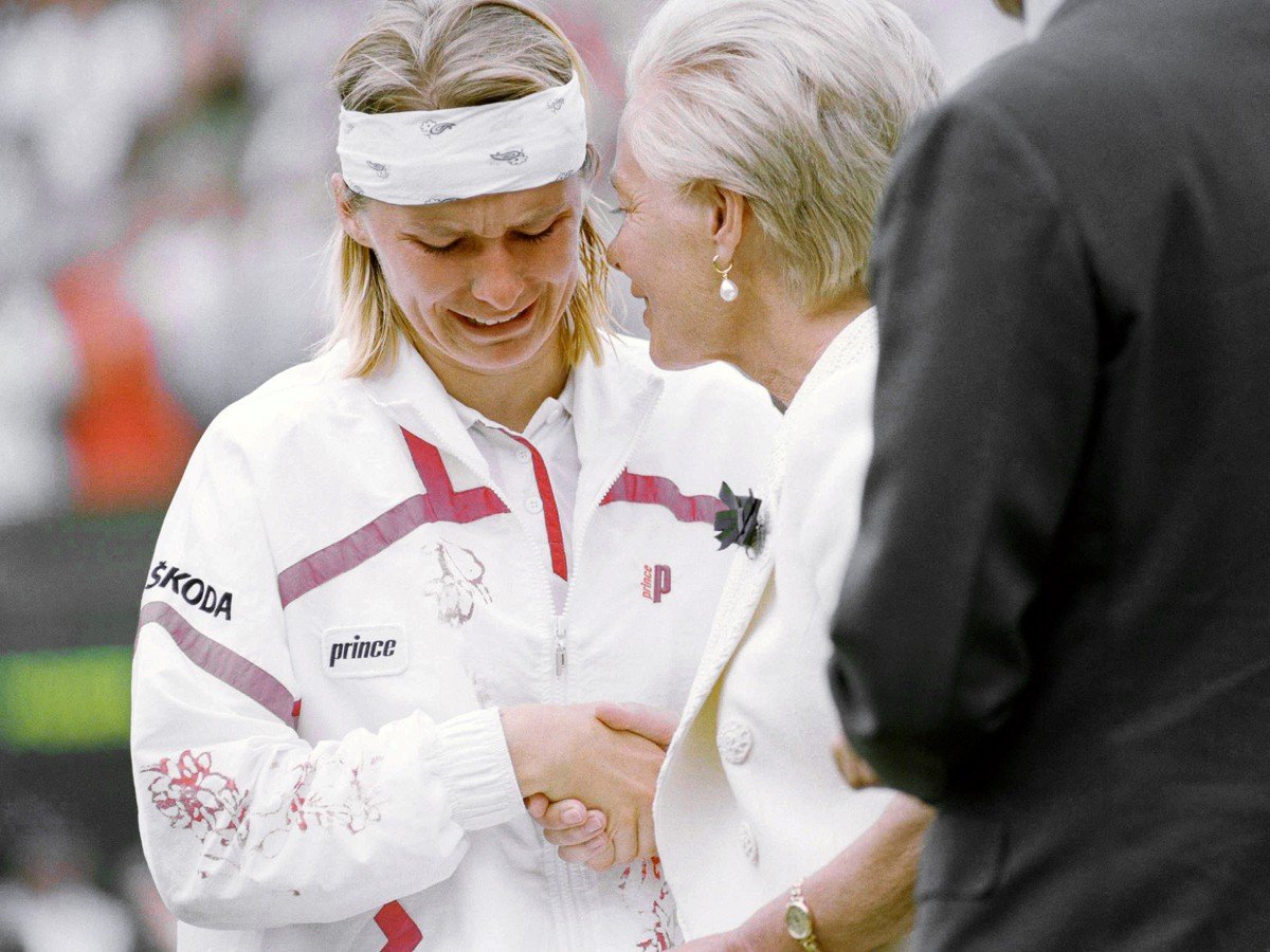 Jana Novotná plače, keď jej vojvodkyňa z Kentu odovzdáva trofej pre porazenú hráčku vo finále grandslamového tenisového turnaja Wimbledon v Londýne