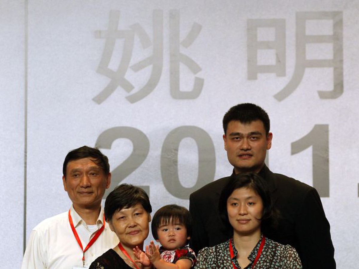 Jao Ming s manželkou, dcérou a rodičmi