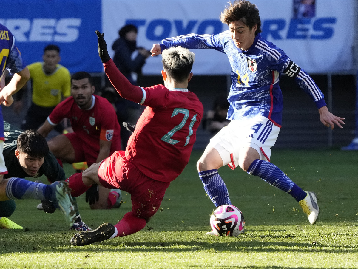 Japonský futbalista Junya Ito počas zápasu s Thajskom