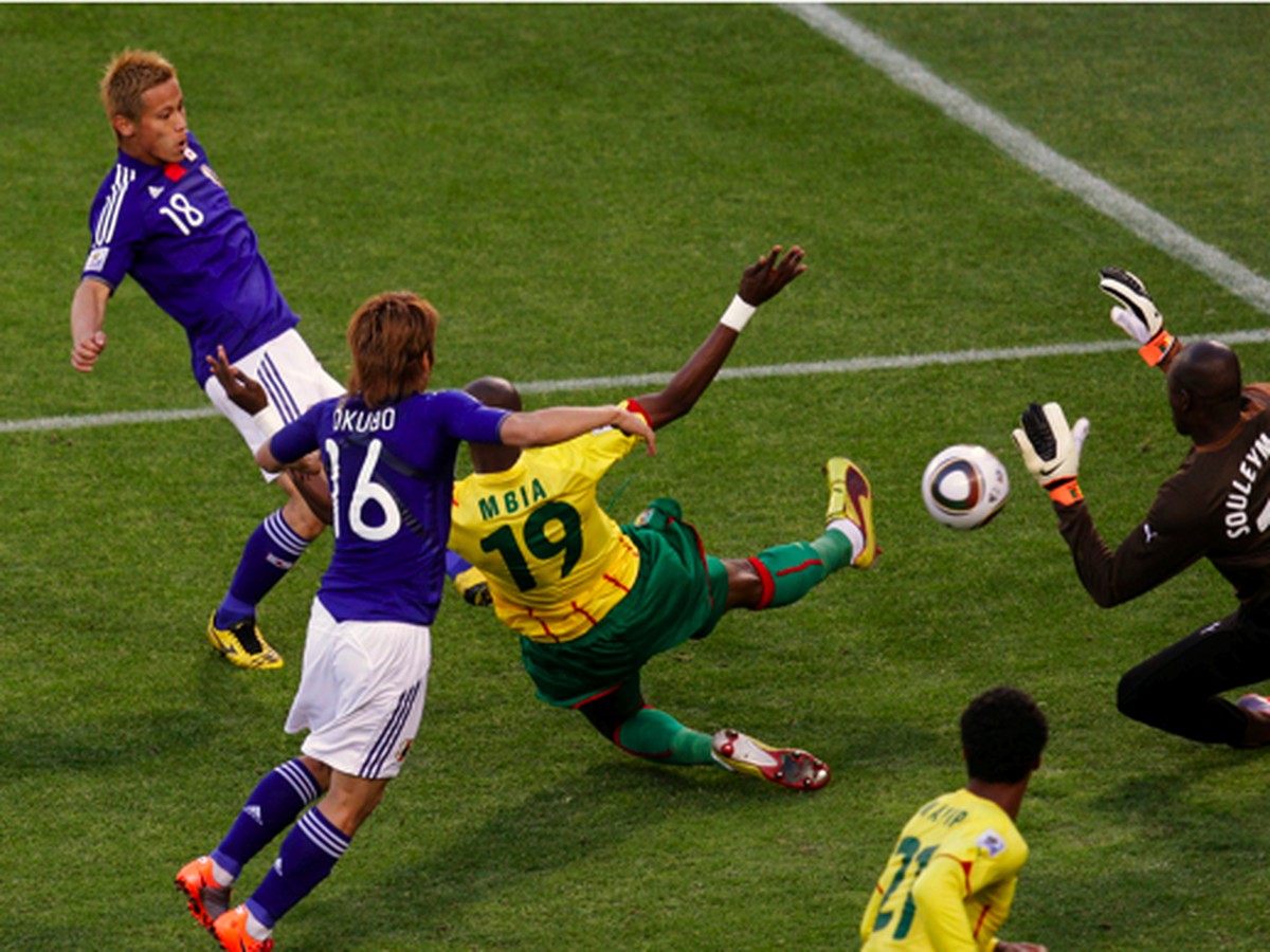Keisuke Honda strieľa rohodujúci gól