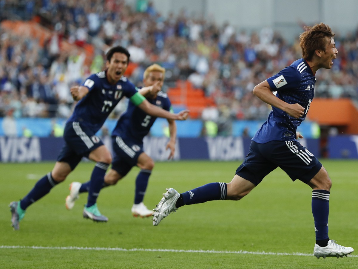 Takashi Inui oslavuje gól
