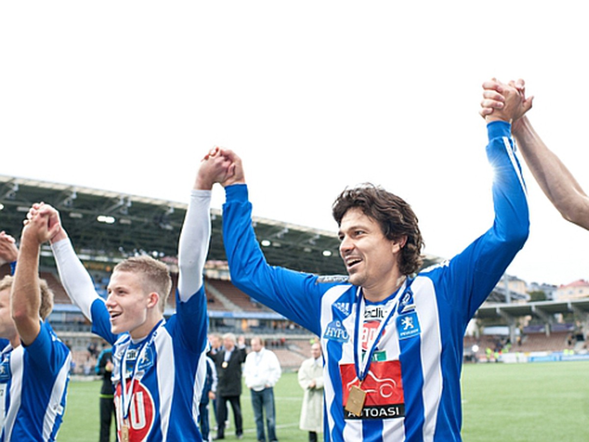 Jari Litmanen (vpravo) sa teší so spoluhráčmi