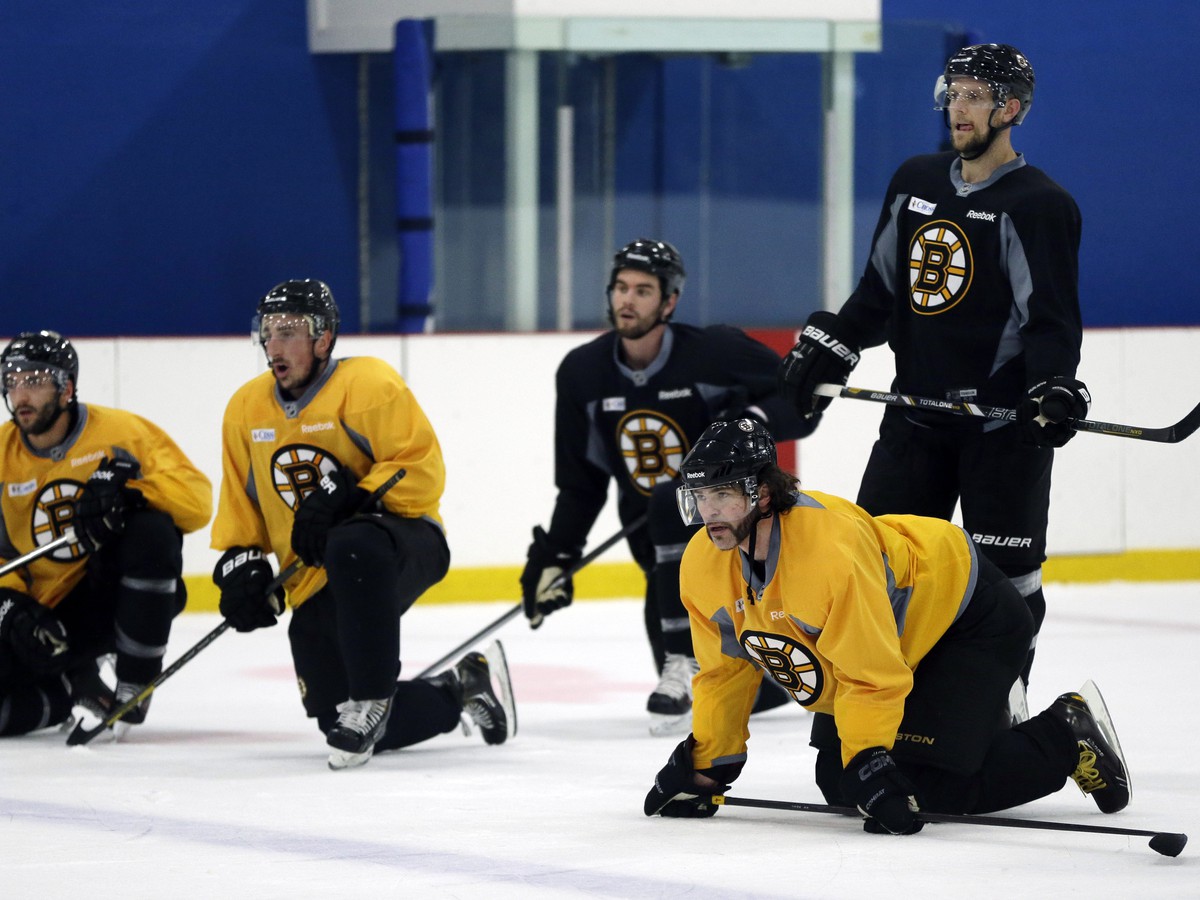 Jaromír Jágr (dole) na tréningu Bostonu, kde dohral uplynulú sezónu