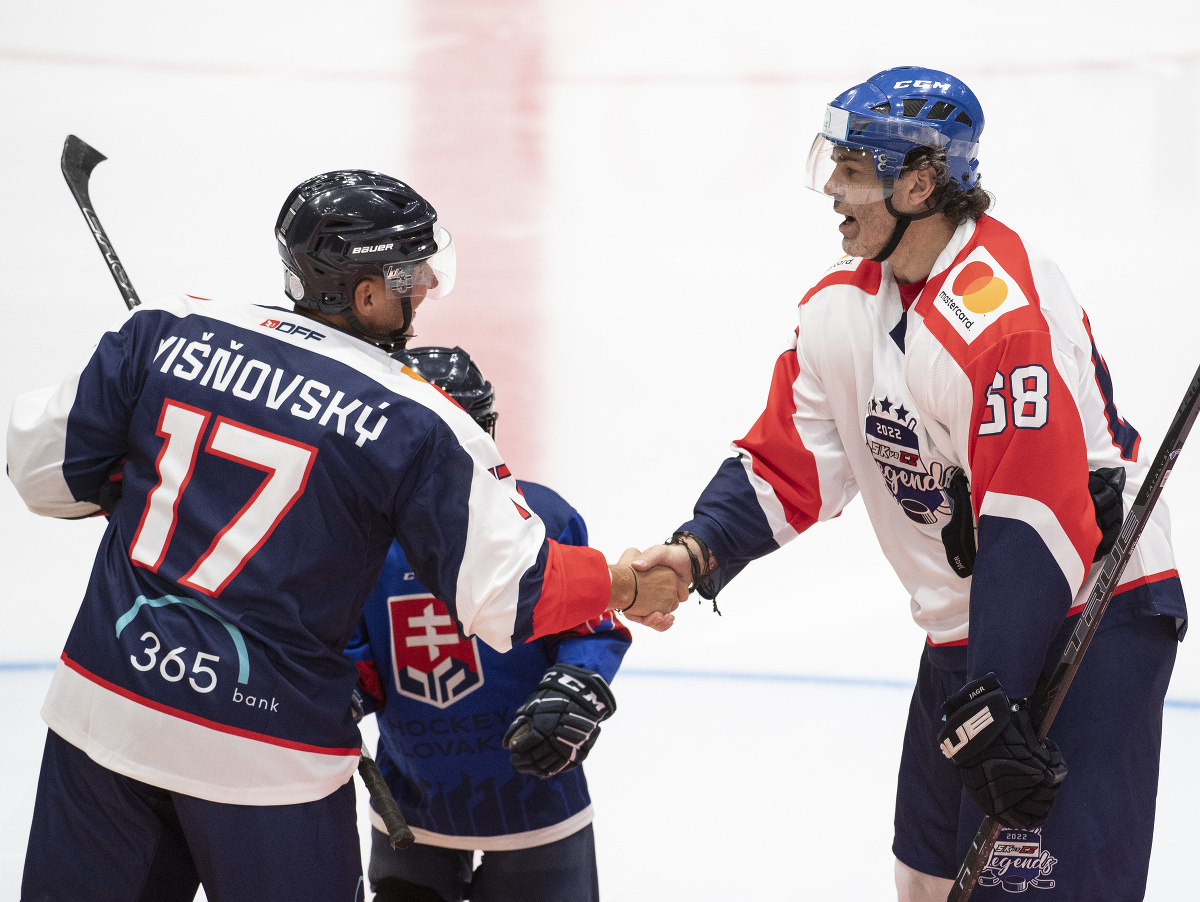 Kapitáni oboch tímov, vpravo Jaromír Jágr (Česko) a vľavo Ľubomír Višňovský (Slovensko) počas hokejovej exhibície Legendy sú späť v Bratislave