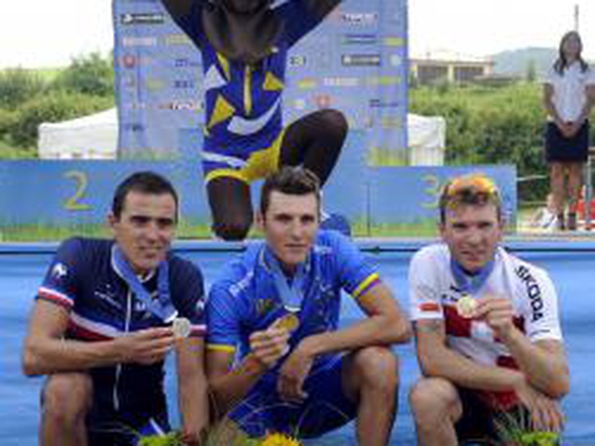 Jaroslav Kulhavý (uprostred), strieborný Francúz Julien Absalon (vľavo) a bronzový Švajčiar Florian Vogel 