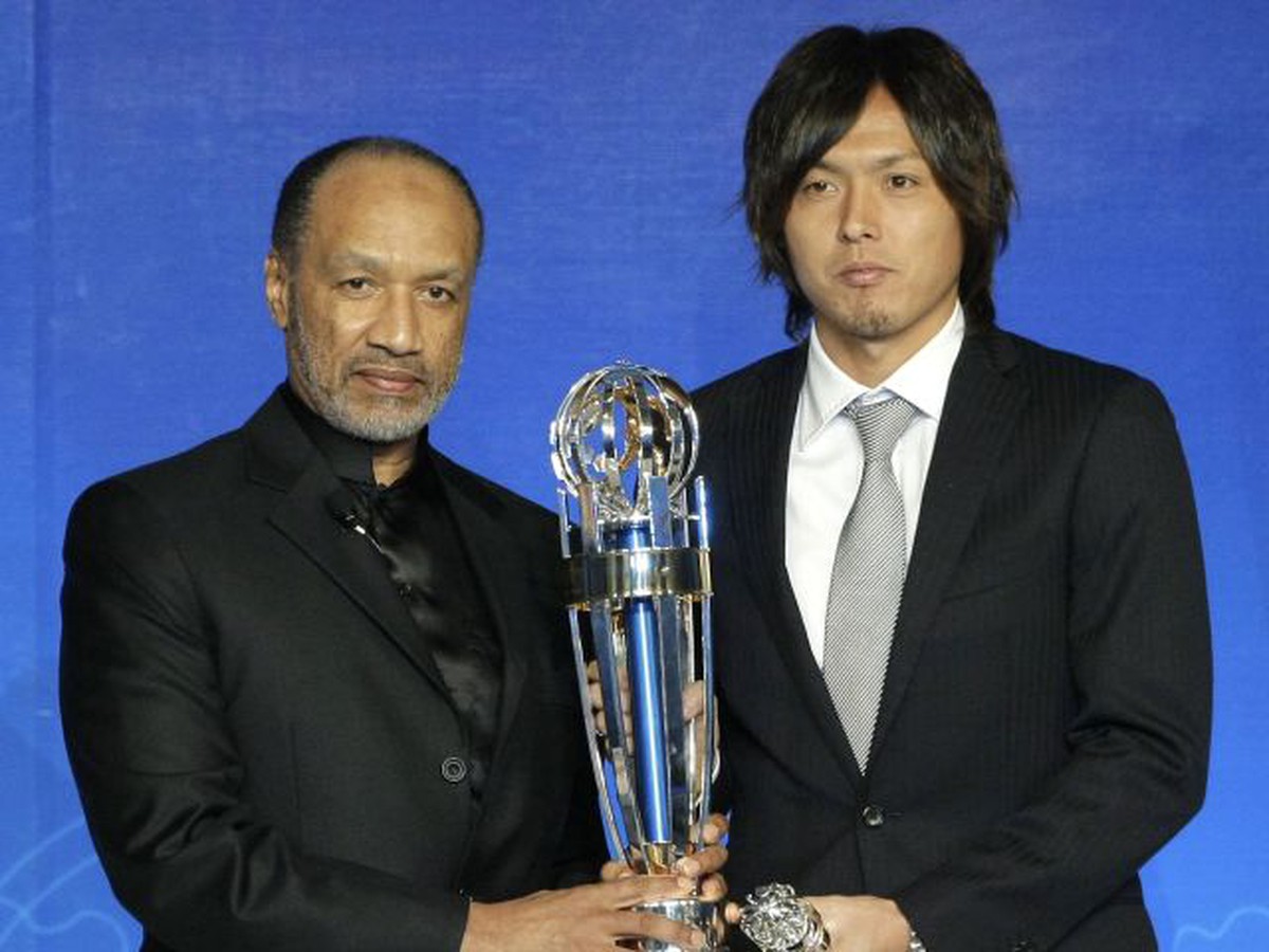Jasuhito Endo prebral cenu od prezidenta AFC Hammana