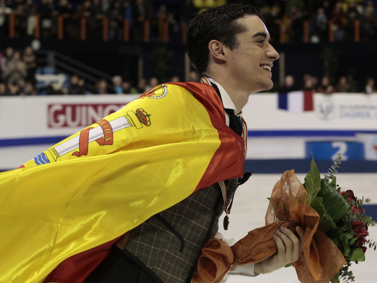 Javier Fernández so španielskou zástavou a zlatou medailou po triumfe na ME
