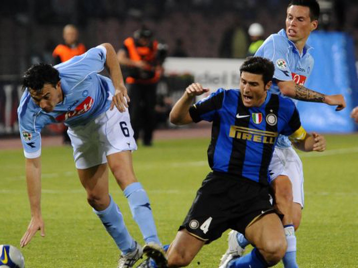 Javier Zanetti v zovretí hráčov SSC Neapol