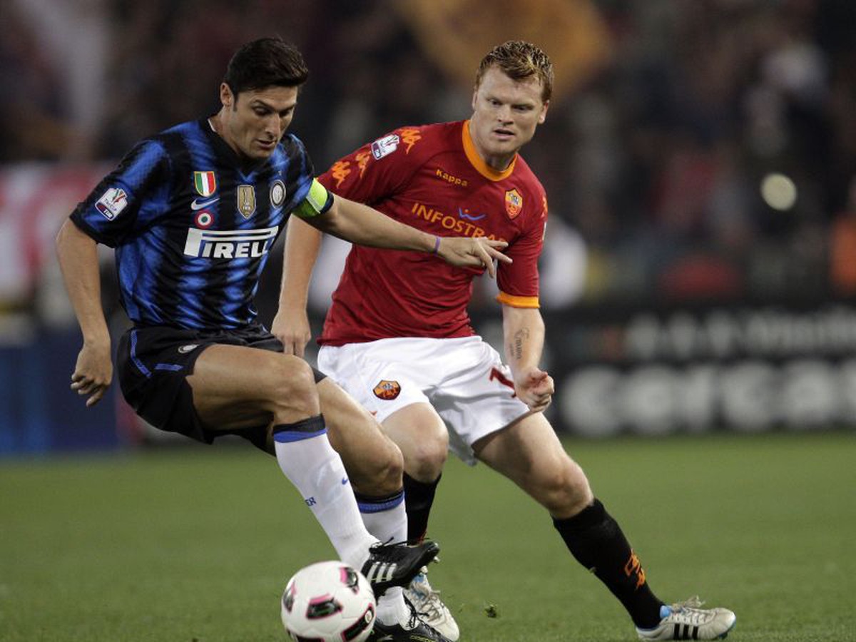 John Arne Riise v súboji so Zanettim