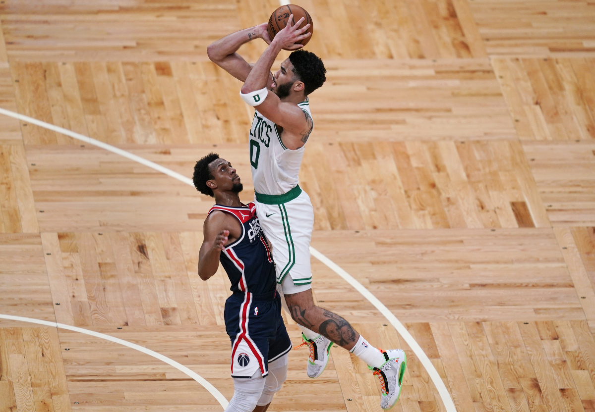 Hráč Bostonu Celtics Jayson Tatum (vpravo) strieľa na kôš cez Isha Smitha z Washingtonu Wizards