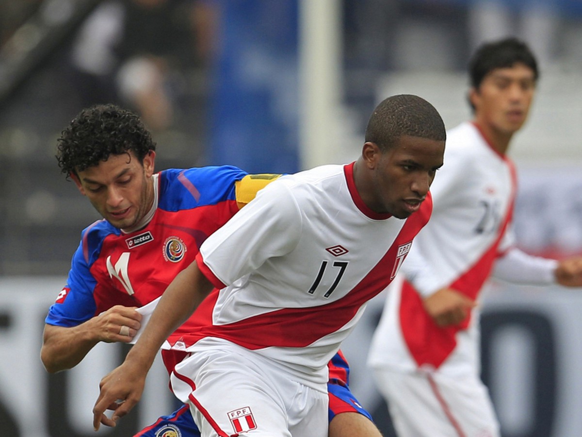 Jefferson Farfan v súboji s Barrantesom