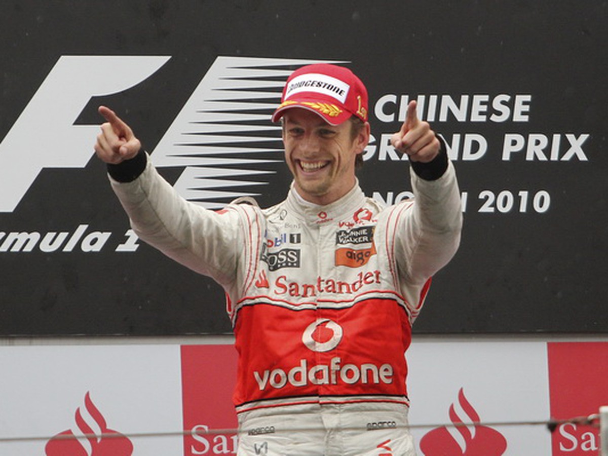 Jenson Button si užíva prvé miesto na VC Číny