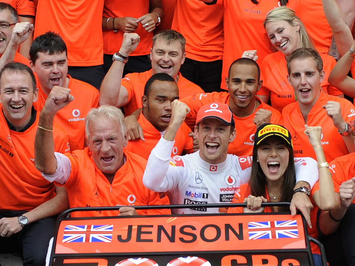 Jenson Button so svojou priateľkou a dnes už nebohým otcom pri oslave majstrovského titulu