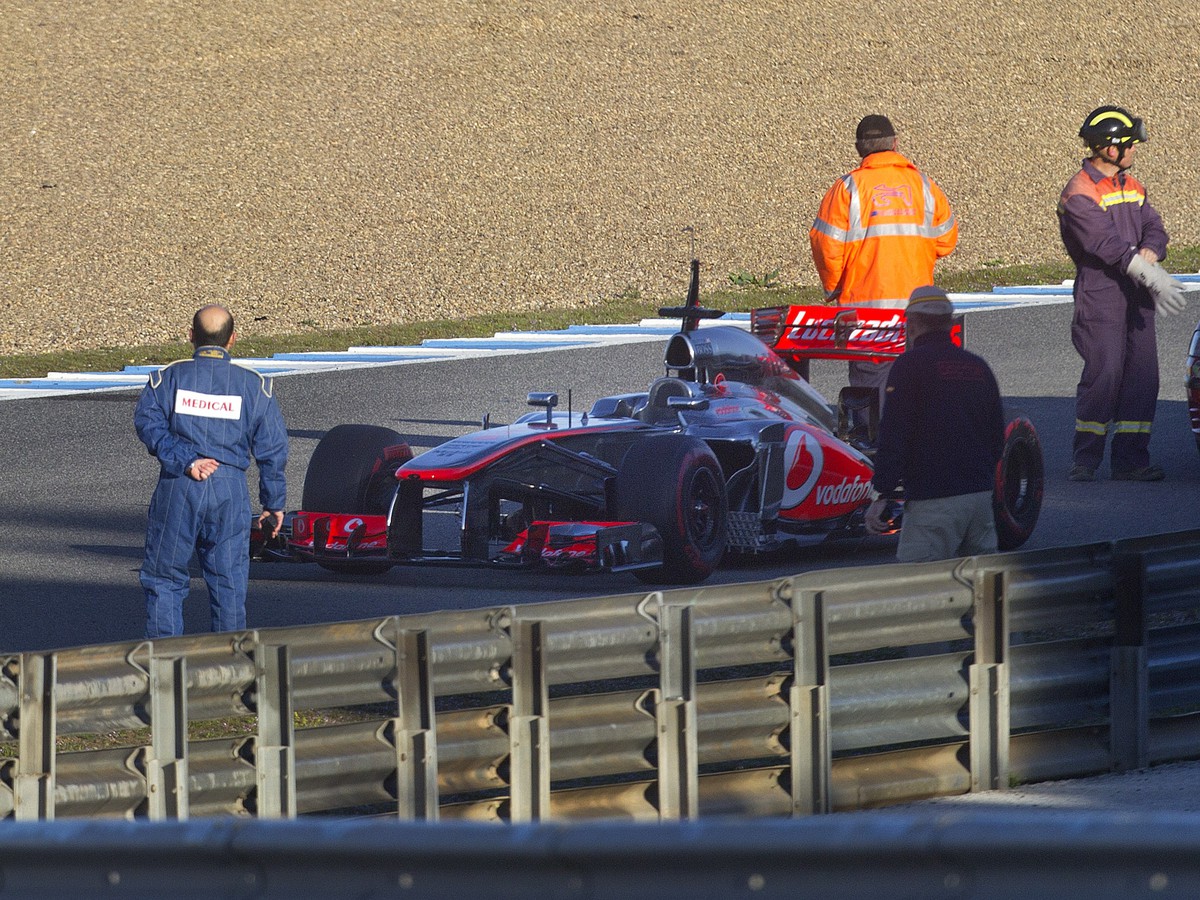 Jenson Button (vľavo) počas úvodných testov na sezónu 2013