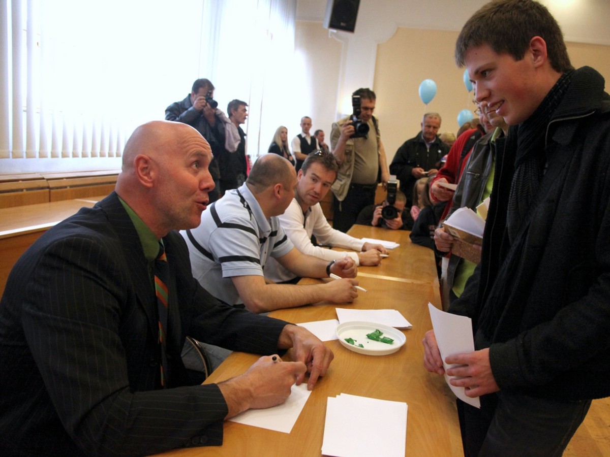 Jerguš Bača počas autogramiády hokejových legiend 