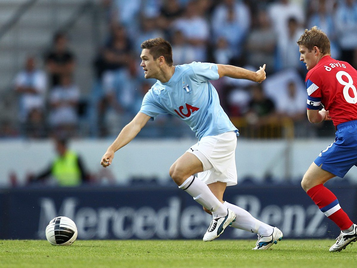 Jiloan Hamad a Steven Davis z Glasgow Rangers