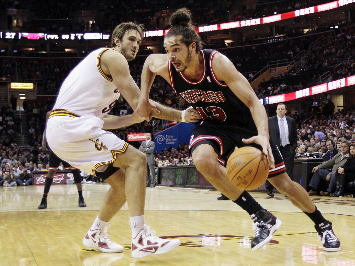 Joakim Noah v snahe blokovať Semih Erdena