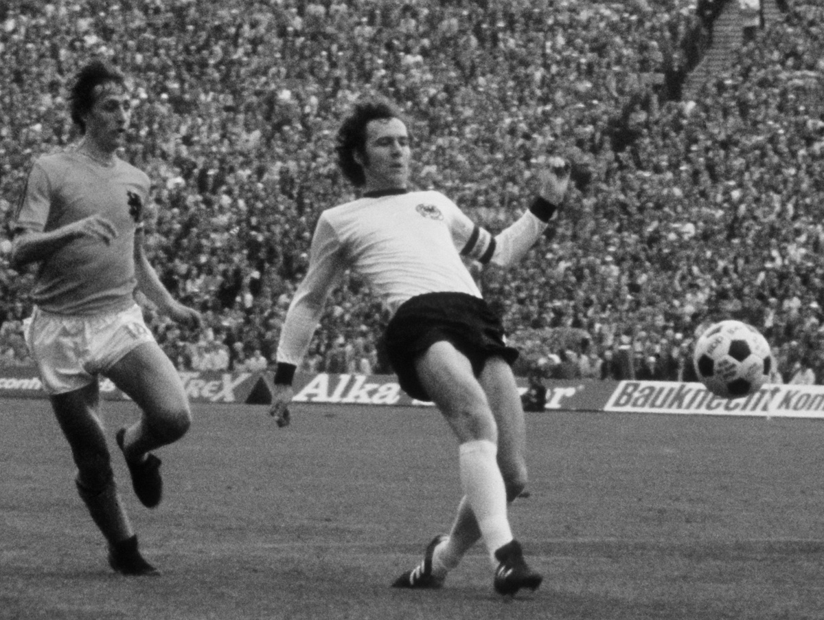 Na archívnej snímke zo 6. júla 1974 v Mníchove kapitán nemeckého tímu Franz Beckenbauer (vpravo) a holandský futbalista Johan Cruyff vo finále majstrovstiev sveta vo futbale medzi Západným Nemeckom a Holandskom.