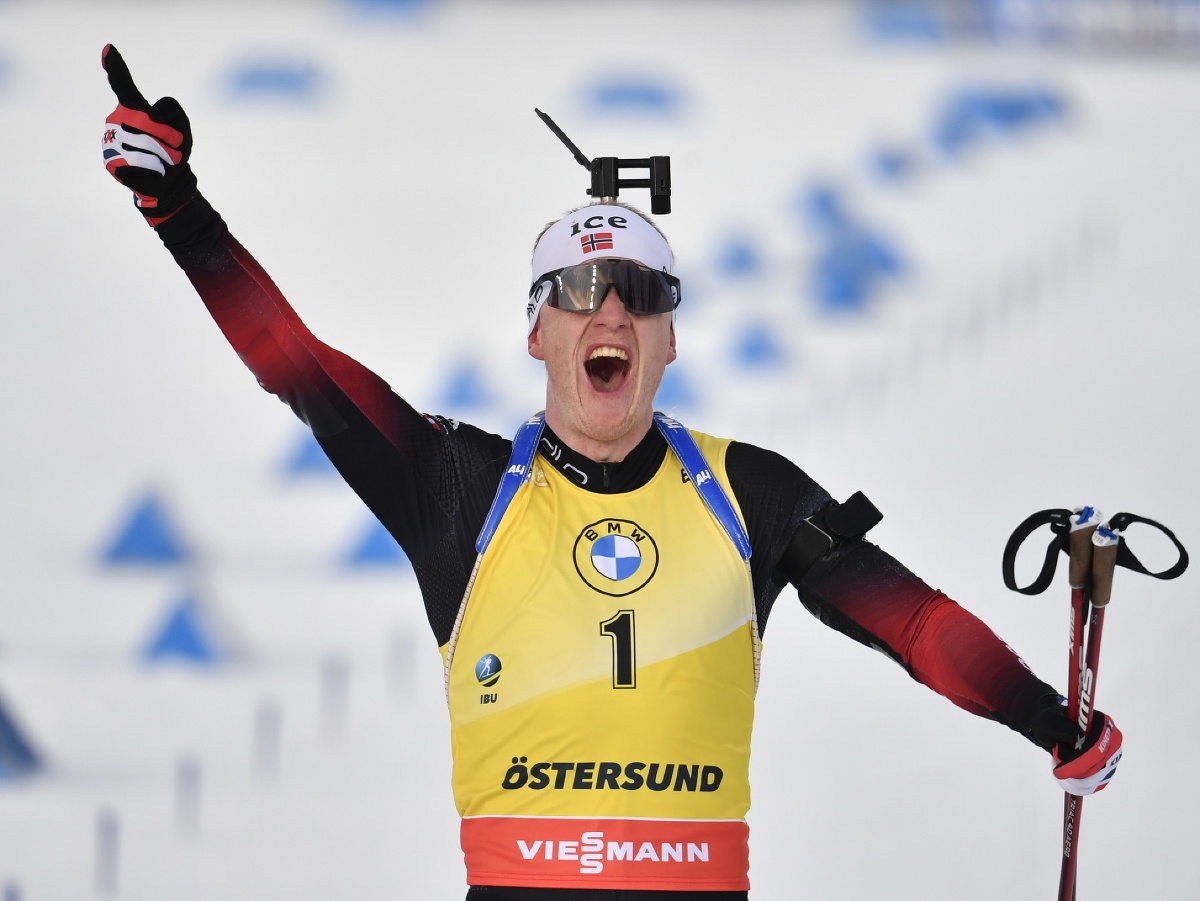 Nórsky biatlonista Johannes Thingnes Bö sa tretíkrát za sebou stal celkovým víťazom Svetového pohára