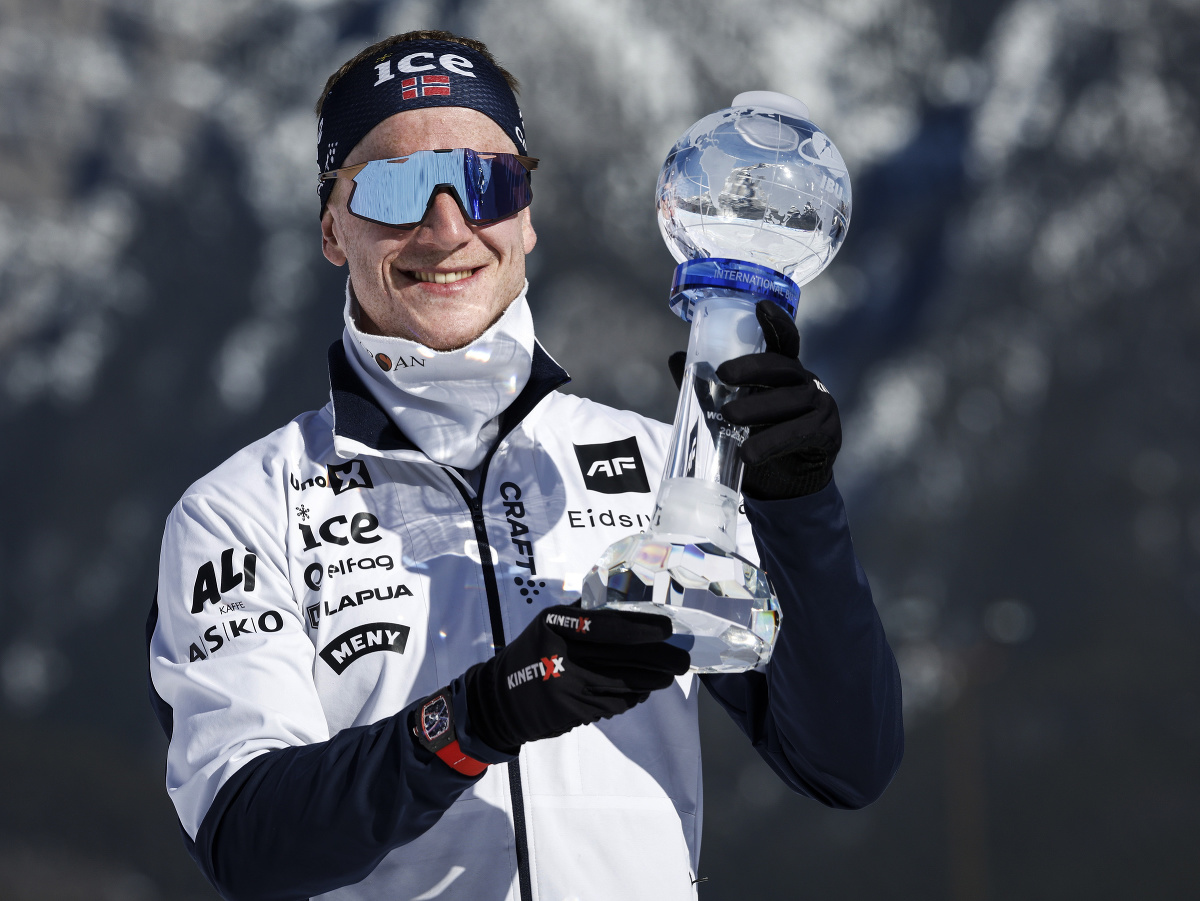 Nórsky biatlonista Johannes Thingnes Bö pózuje s malým glóbusom za celkový triumf v hodnotení stíhacích pretekov Svetového pohára v biatlone mužov