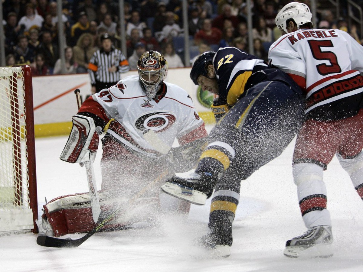 Grahame v bránke Caroliny Hurricanes