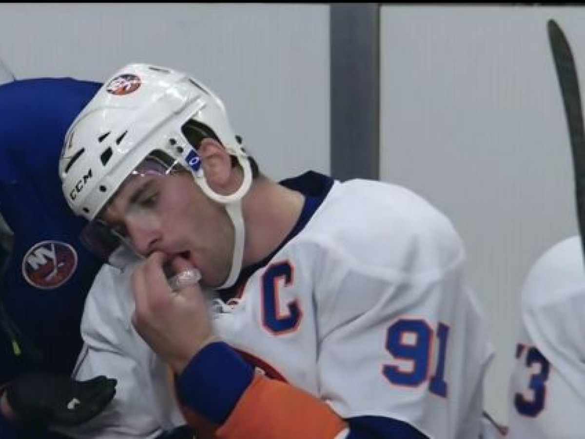 Mladý kapitán New York Islanders John Tavares prišiel o zub.
