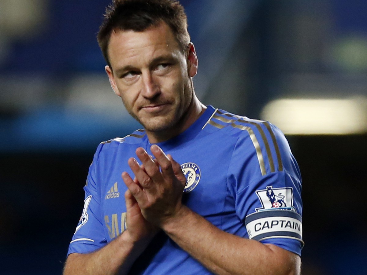 John Terry s kapitánskou páskou