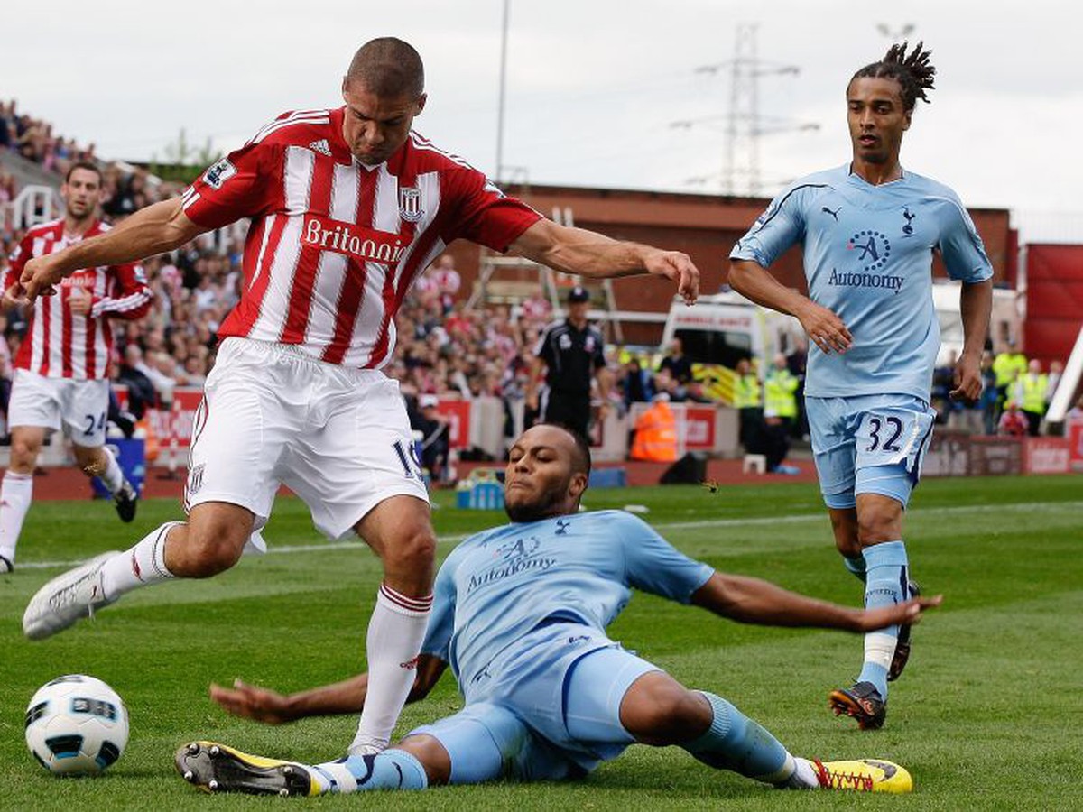Jon Walters v súboji s dvojicou hráčov Tottenhamu