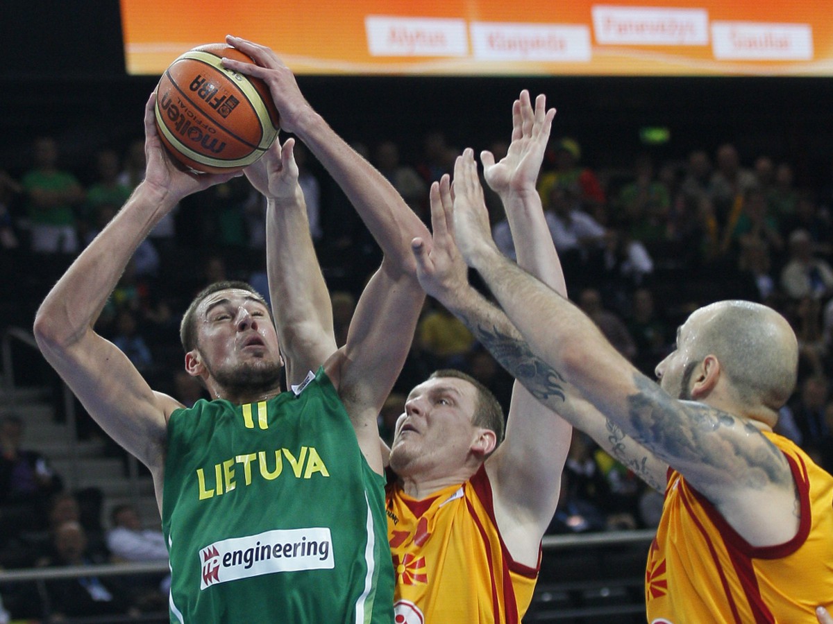 Jonas Valanciunas proti obrancom Macedónska