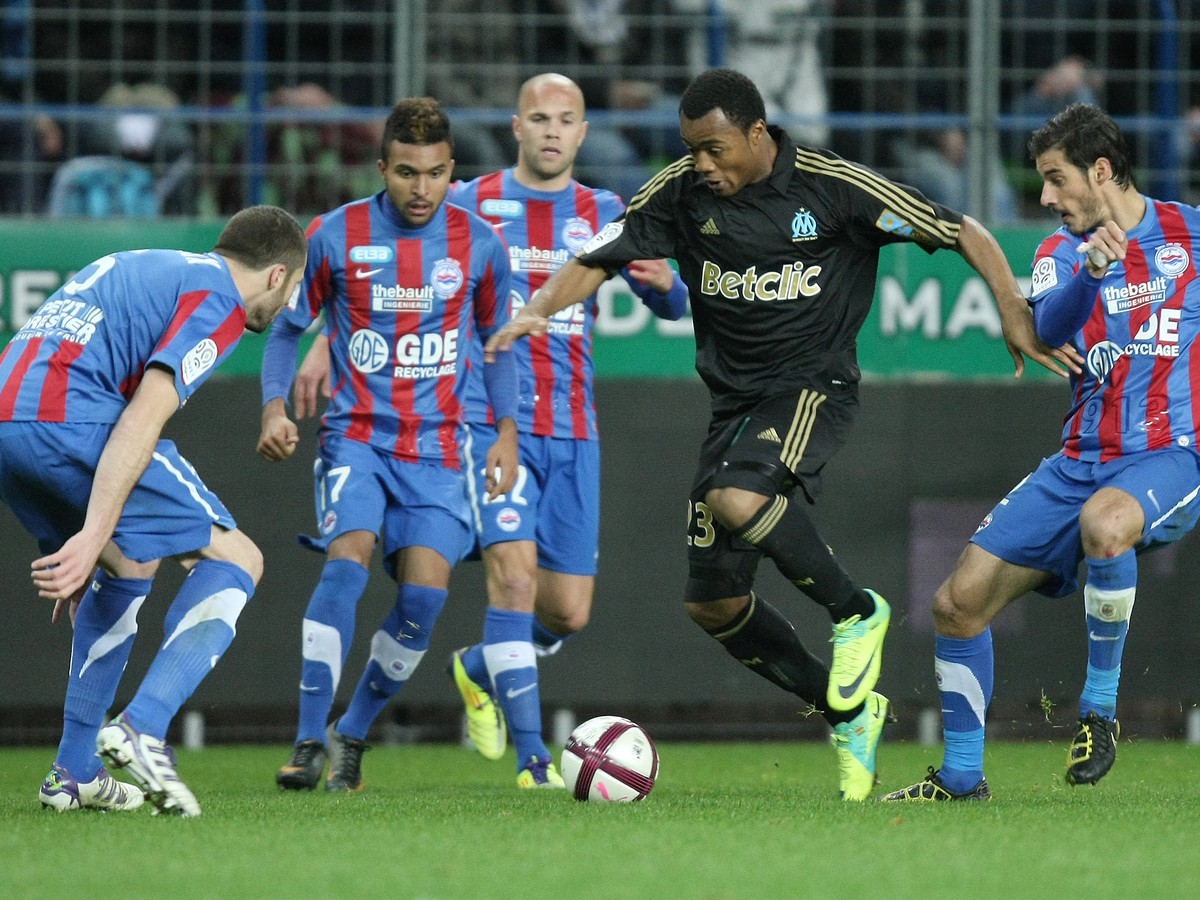 Jordan Ayew proti hráčom Caenu