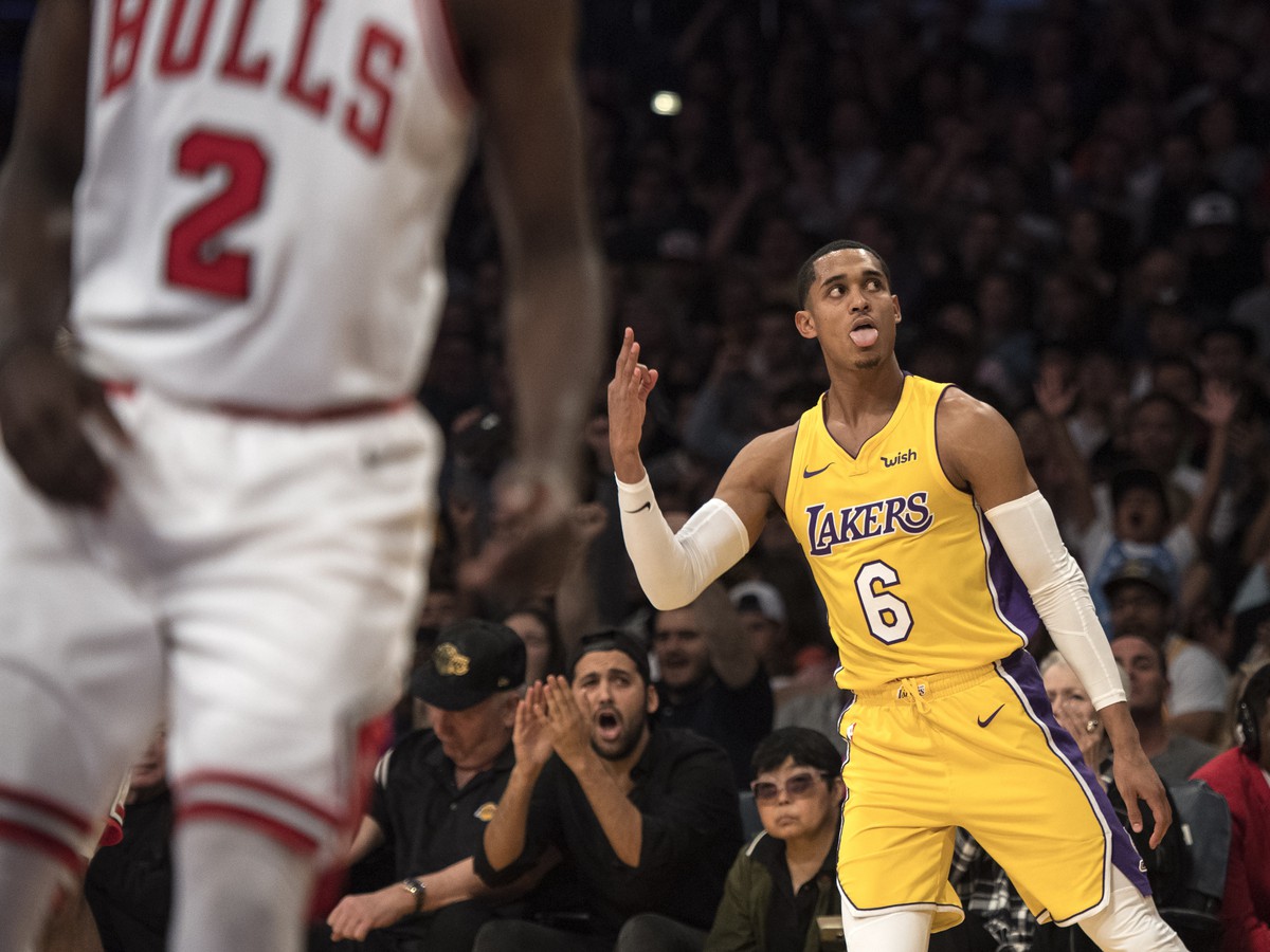 Hráč Los Angeles Lakers Jordan Clarkson (vpravo) oslavuje trojbodový kôš proti  Chicagu Bulls