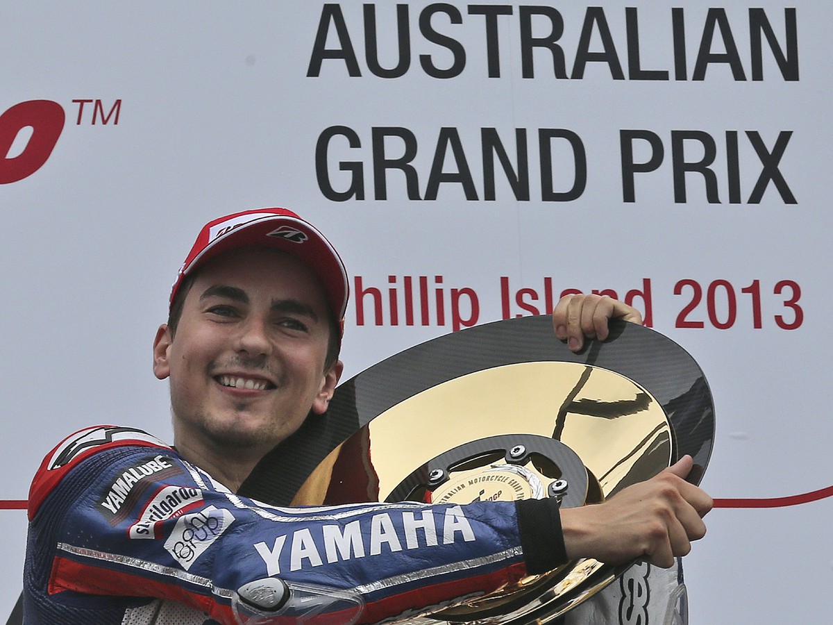 Jorge Lorenzo pózuje fotografom po triumfe na Veľkej cene Austrálie v kategórii MotoGP