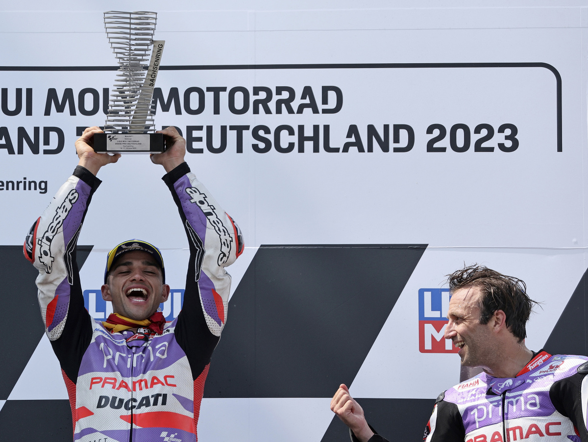 Španielsky motocyklista Jorge Martín oslavuje triumf na Veľkej cene Nemecka