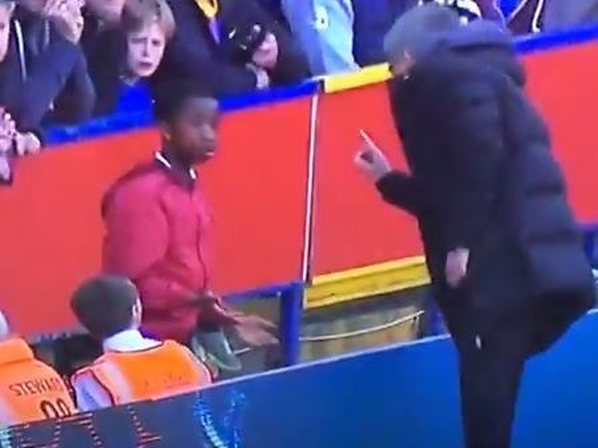 Jose Mourino v konfrontácii s mladým podávačom lôpt