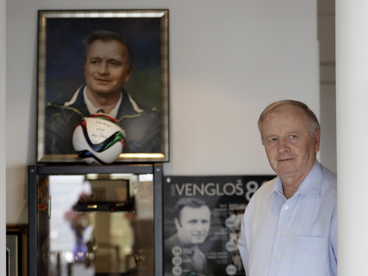 Bývalý slovenský futbalista a futbalový tréner Jozef Vengloš pózuje vo svojom dome v Bratislave