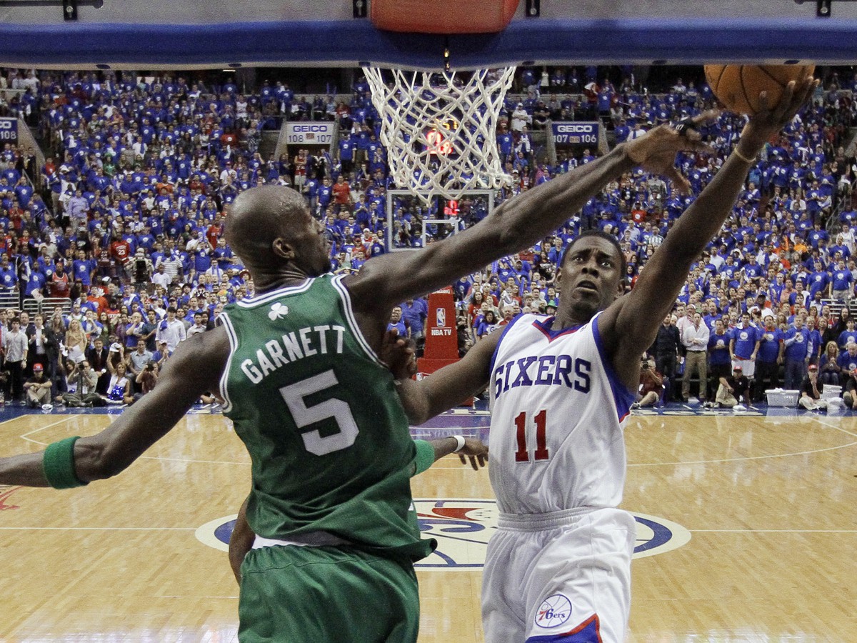 Jrue Holiday a Kevin Garnett v súboji pod košom