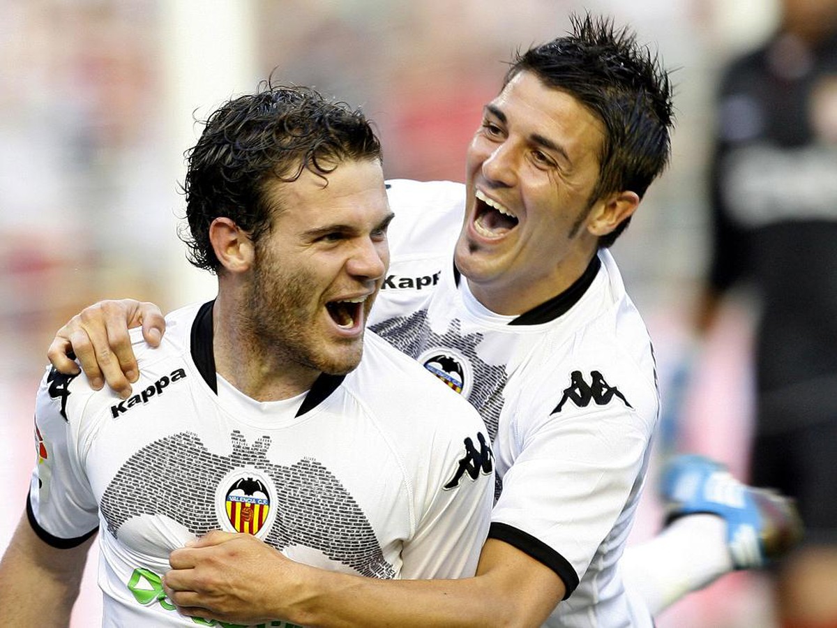 Juan Mata a David Villa pri oslave gólu