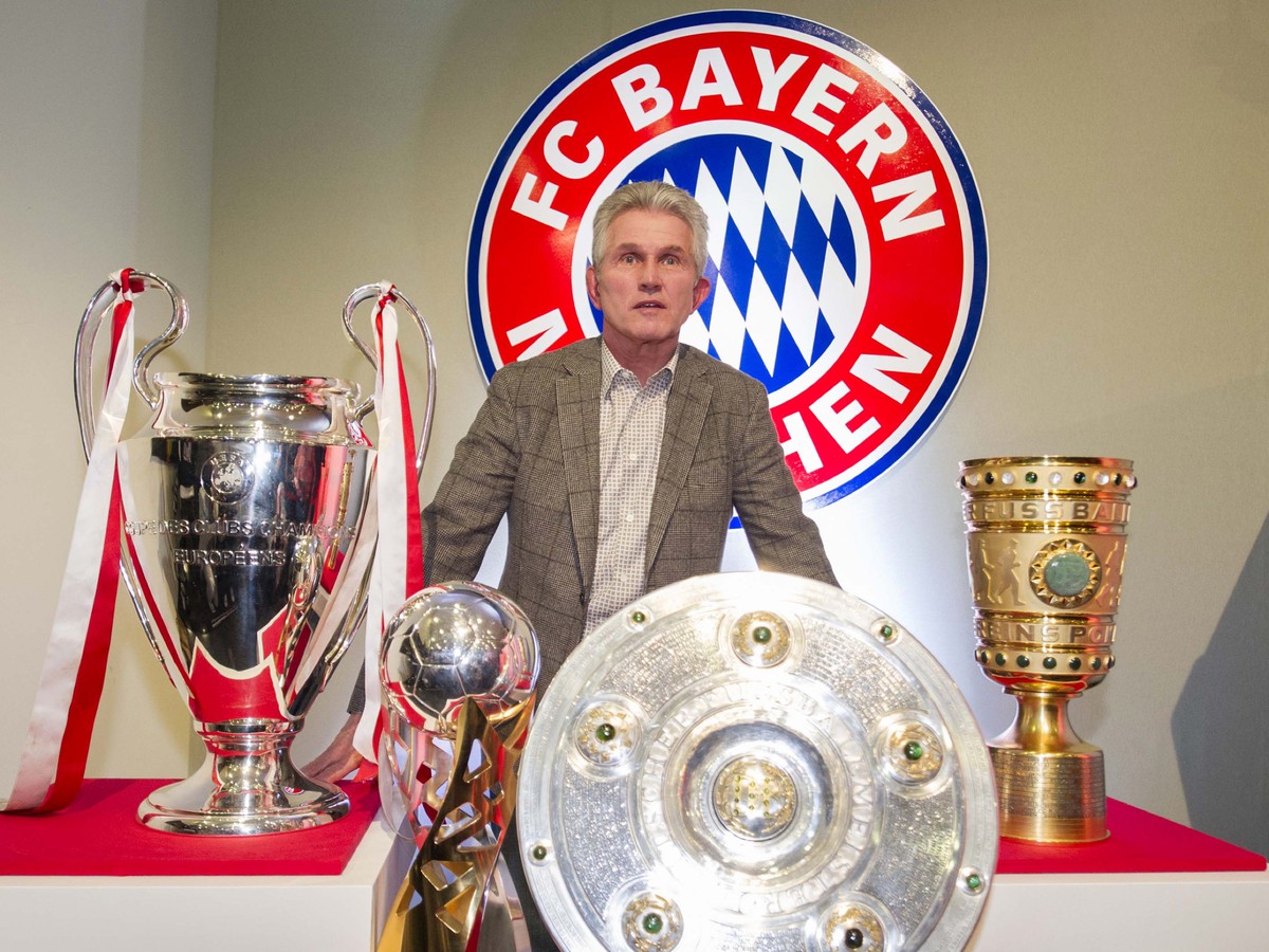 Jupp Heynckes s trofejami Bayernu za sezónu 2012/13