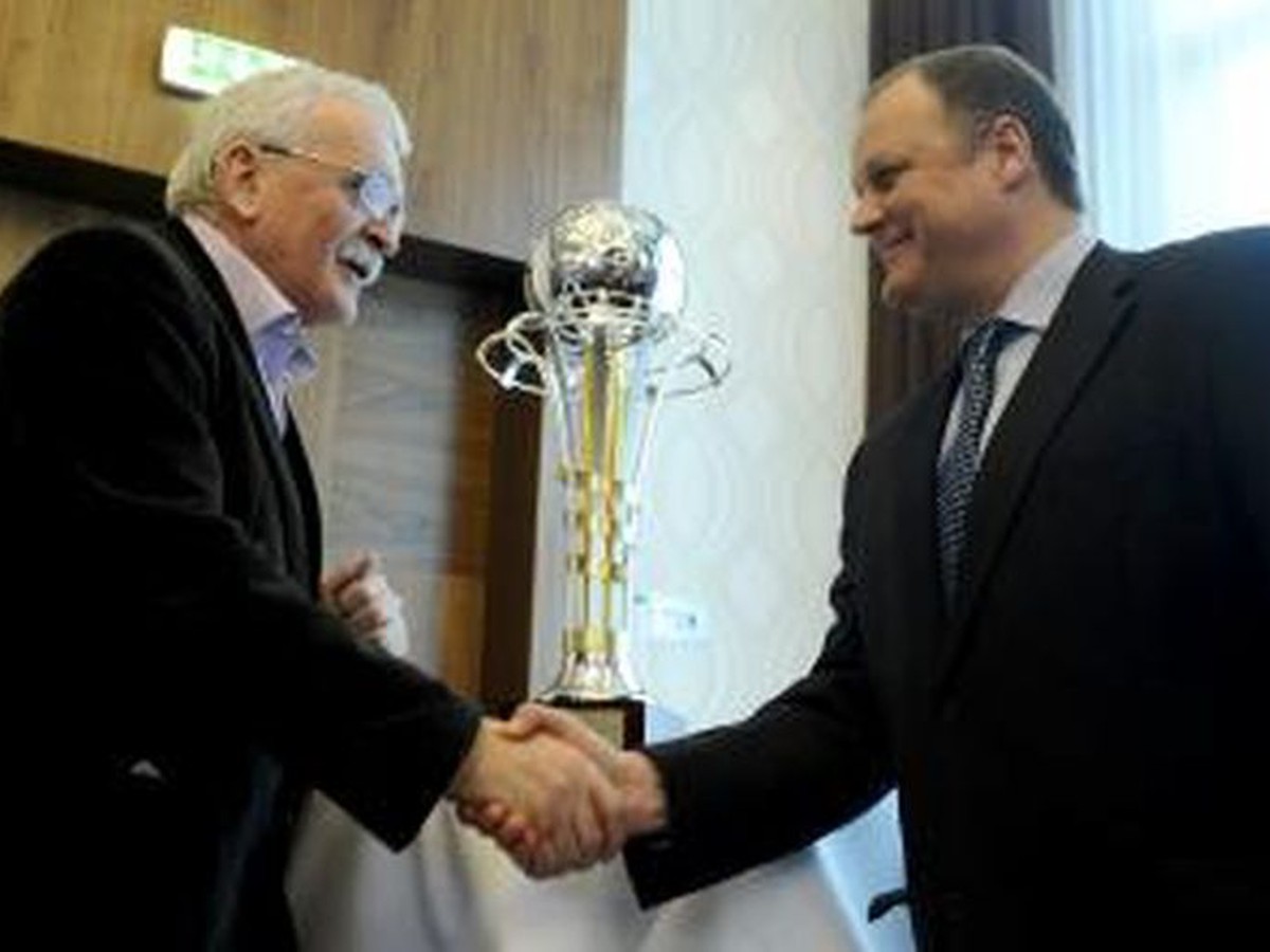Vladimír Paštinský symbolicky odovzdáva cenu Jurajovi Bakošovi
